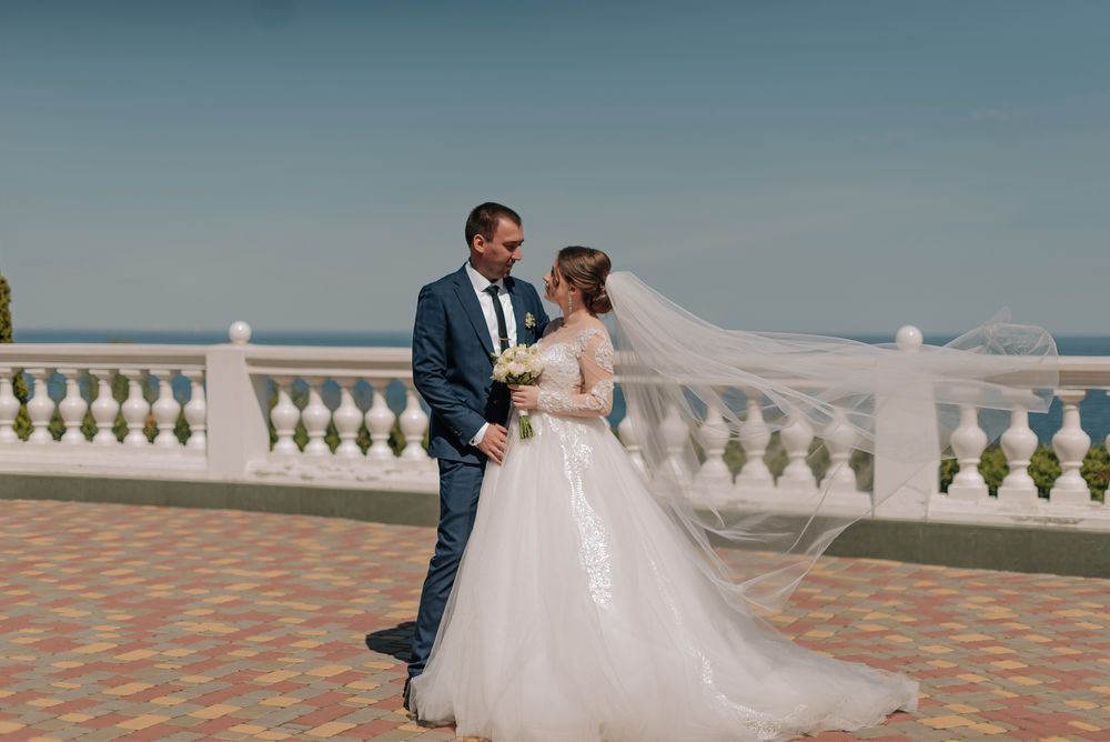 Весільна сукня зі шлейфом