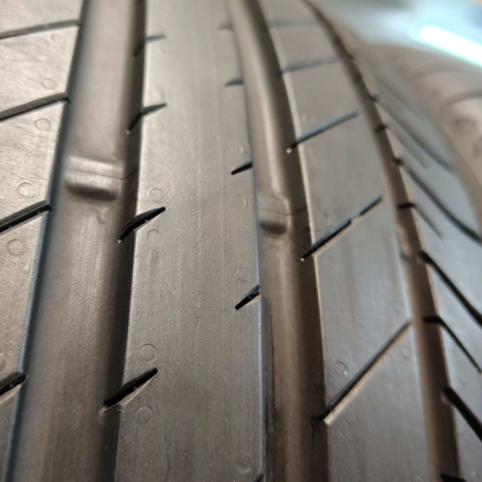 235/45/19 XL Sprzedam parę opon letnich Dunlop