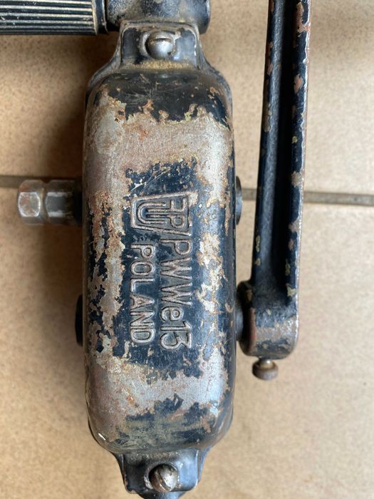 Stara wiertarka ręczna.