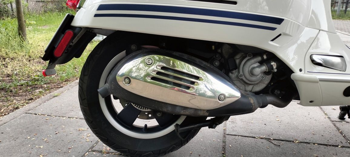 Piaggio Vespa GTS 300 Yacht Club