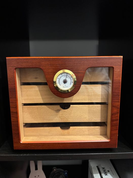 Stylowy humidor na 50 cygar – w świetnym stanie!