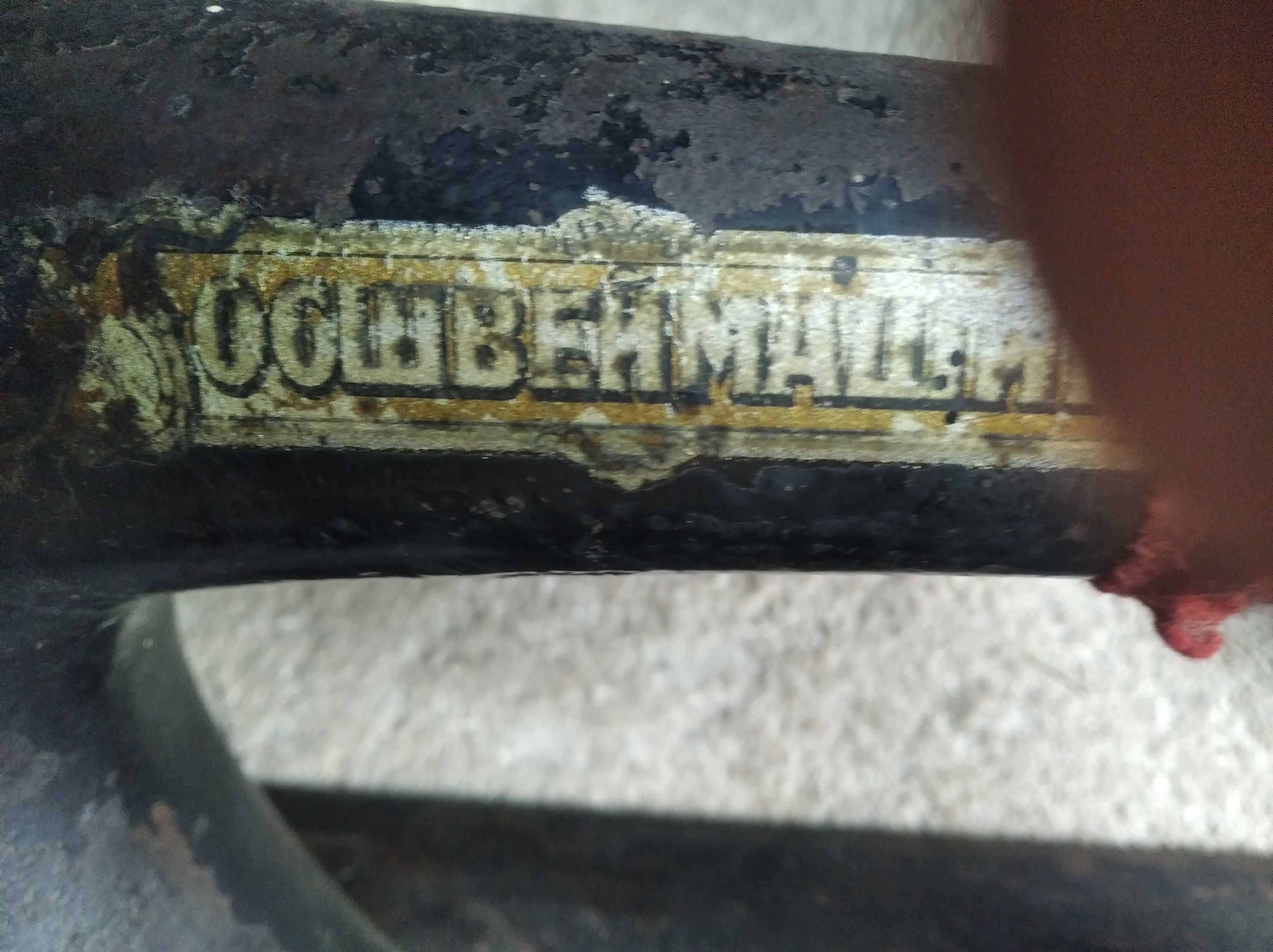 старовинна німецька робоча швейна машинка-номерна.