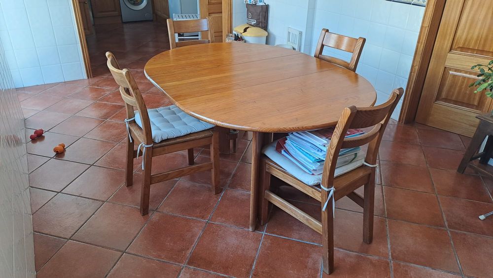 Mesa CERNE com quatro cadeiras