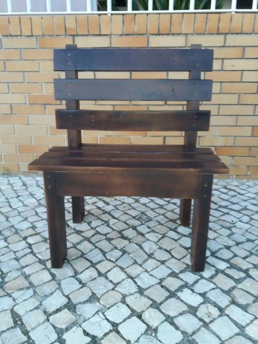 Bancos de jardim ou bancos de mesa de restauração.