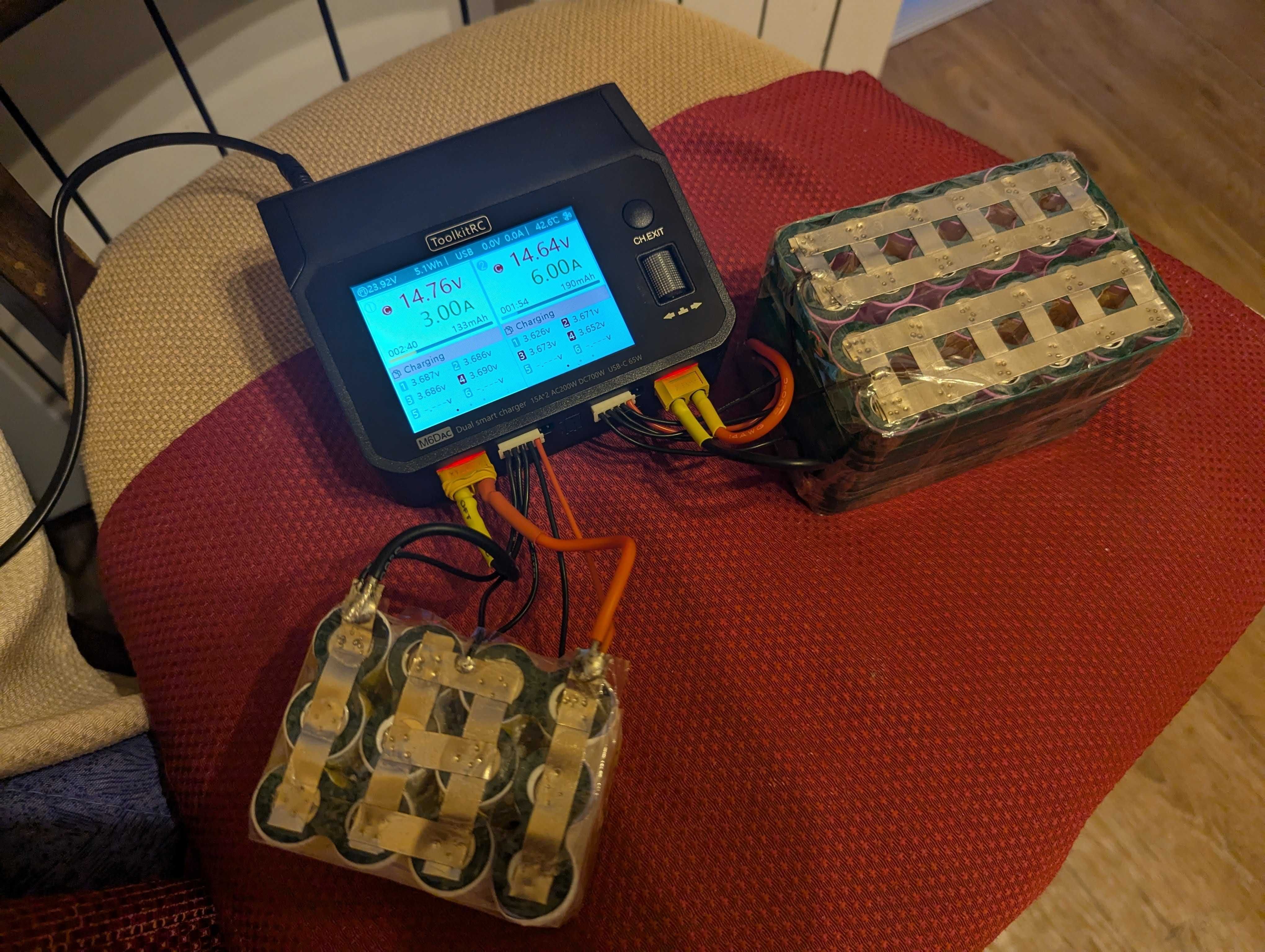 Зарядний пристрій ToolkitRC M6Dac