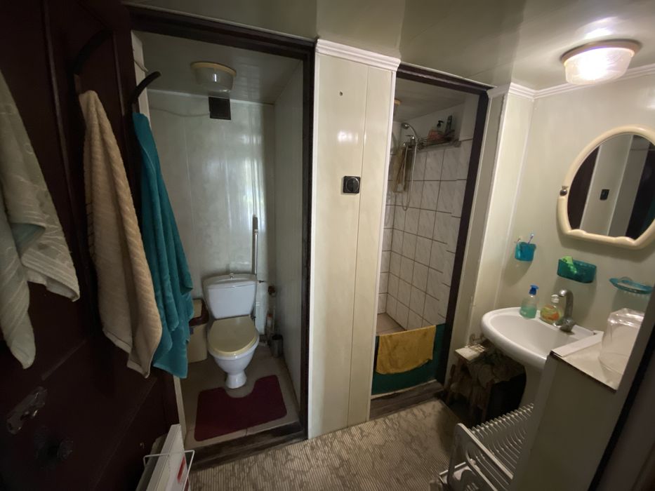 Земельна ділянка 1,05 Га, з будинками, фасад траси, 20 км. від міста.