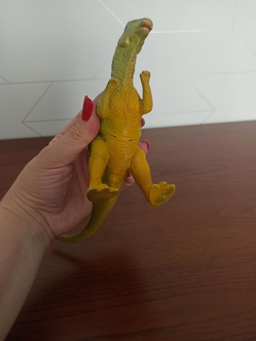 Duża figurka dinozaura.
