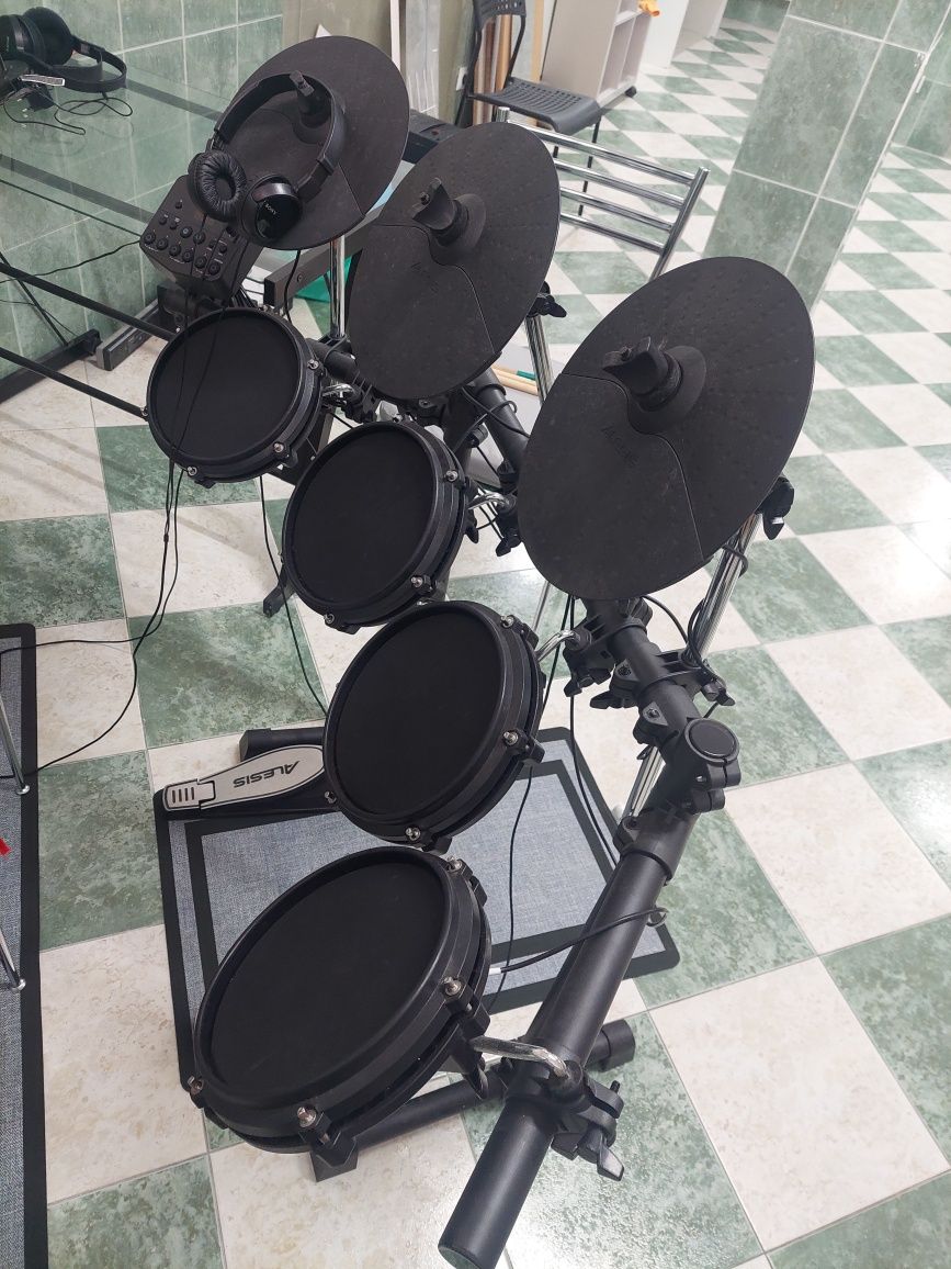 Bateria eletrónica alesis