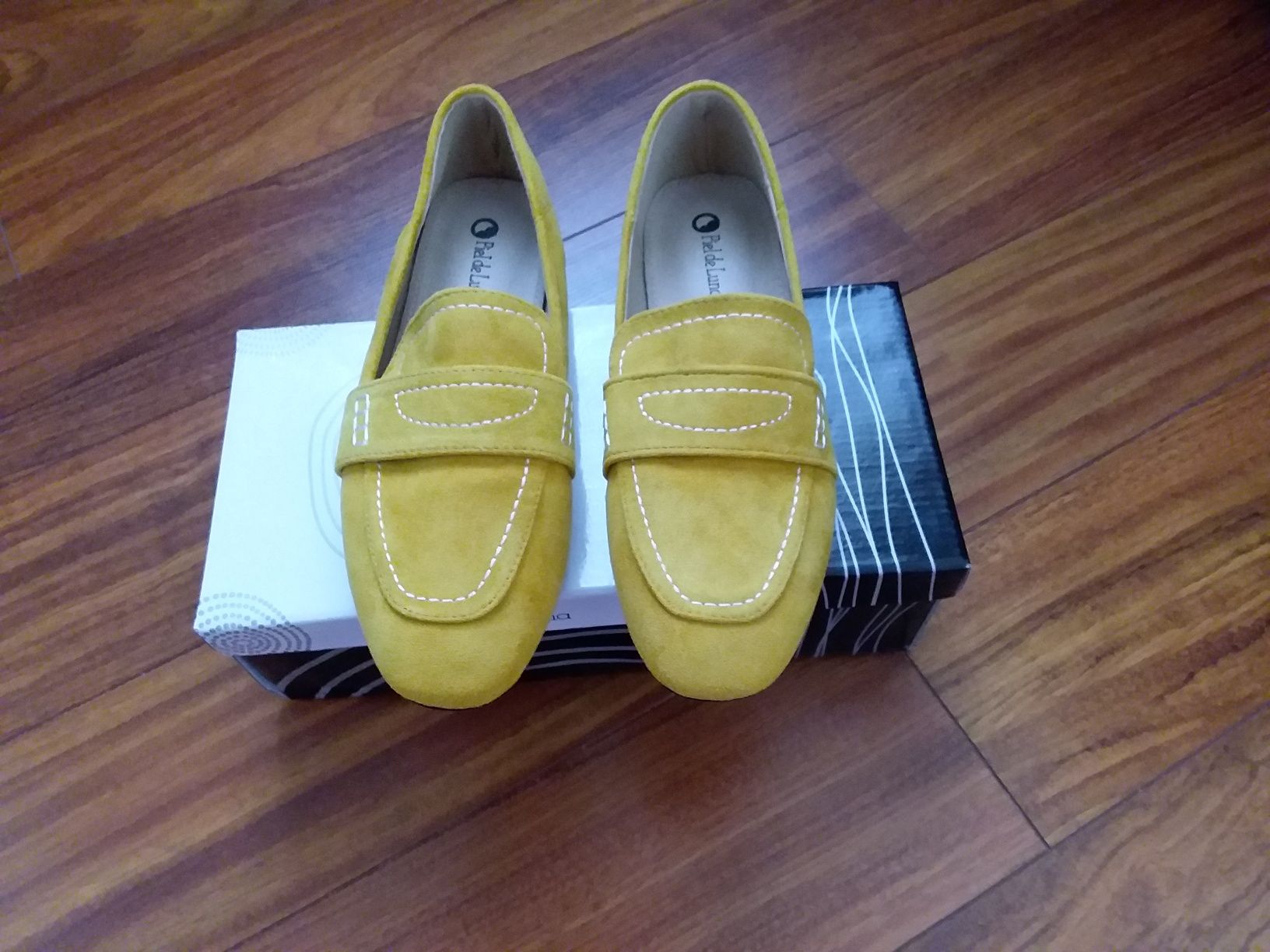 Sapatos tipo mocassins em amarelo