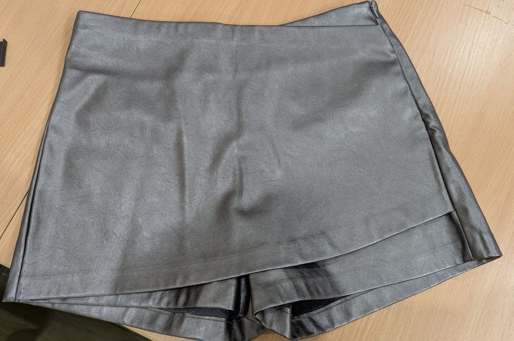 Шкіряна спідниця-шорти Stradivarius