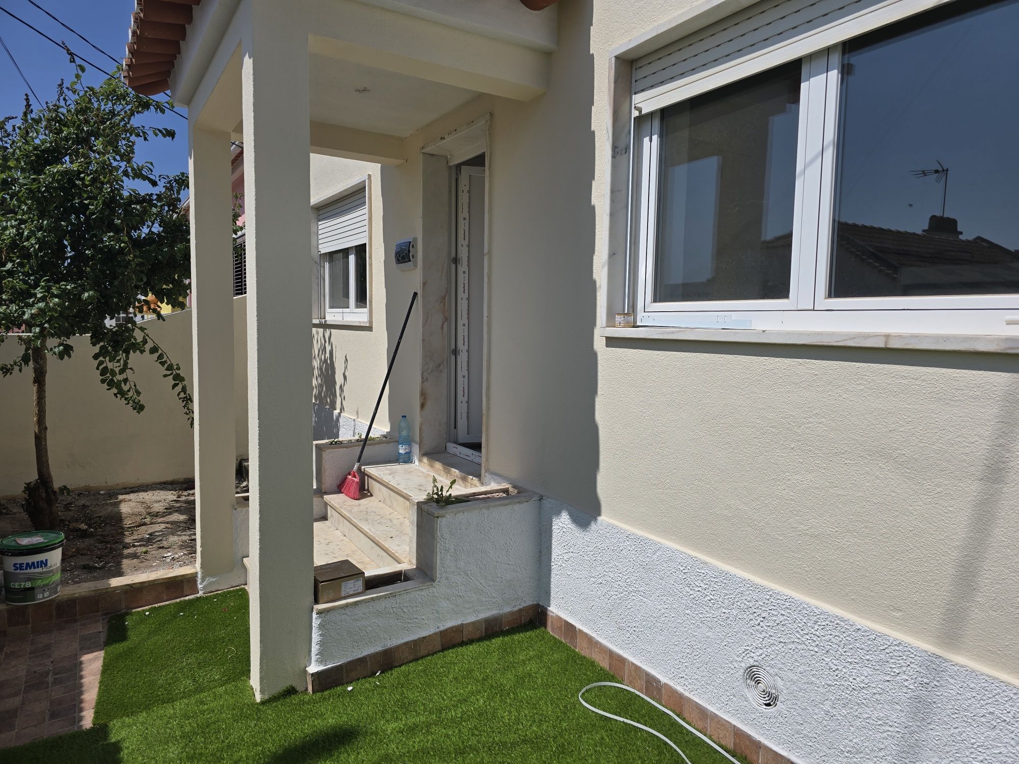 Alugo quarto em casa partilhada apenas para senhoras.