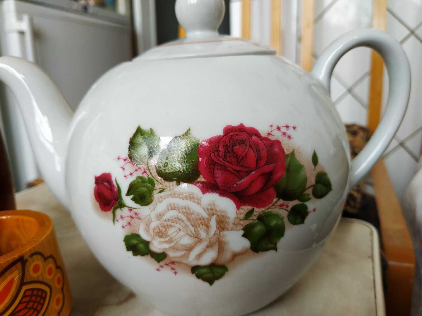 бокали,  цукерниця 1987 рік , чайник,