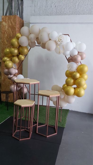 Arco, mesas e banco de decoração