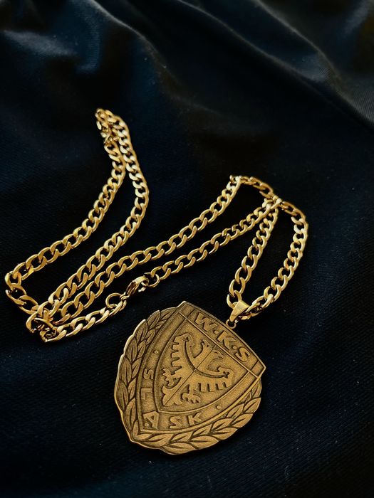 Złoty łańcuszek z herbem klubu – personalizowany medalion dla kibica