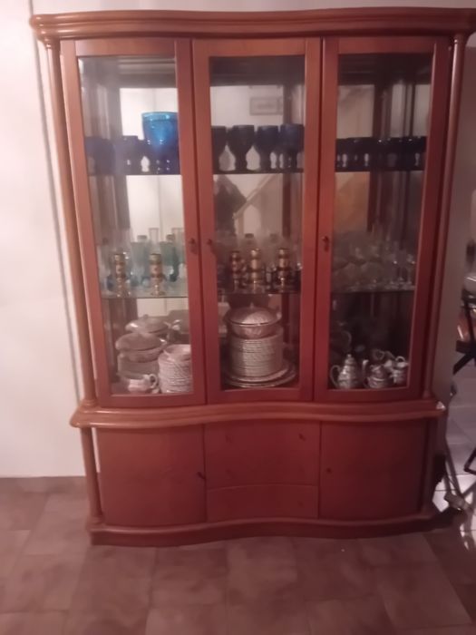 Cristaleira em cerejeira