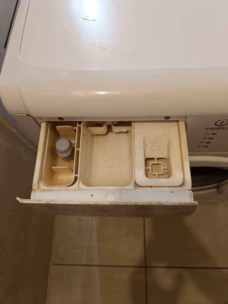 Indesit WISL102 (стучит барабан,под ремонт)