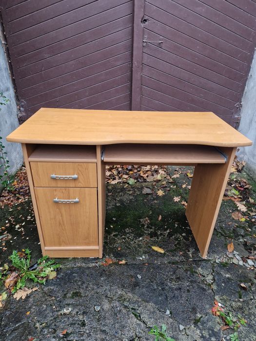 Biurko z wysuwanym blatem na klawiaturę