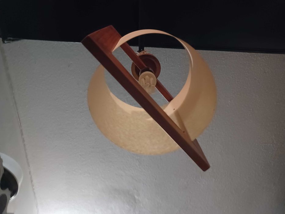 Candeeiros de madeira e cartolina