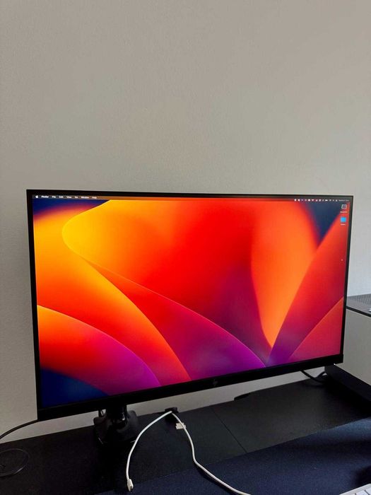 Monitor HP U28 4K USB-C com caixa e braço de monitor