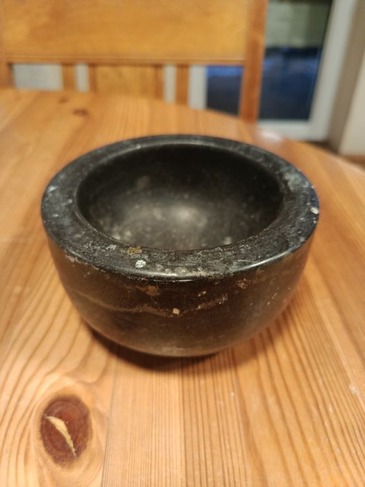 Ciężki kamienny moździerz