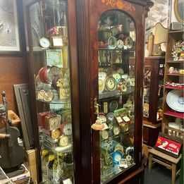 Móveis expositores, cristaleiras e vitrines antigos e vintage