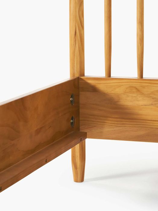 Łóżko z drewna sosnowego z zagłówkiem Windsor (Westwing)