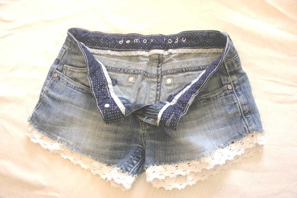 Krótkie spodenki jeansowe  z koronką S