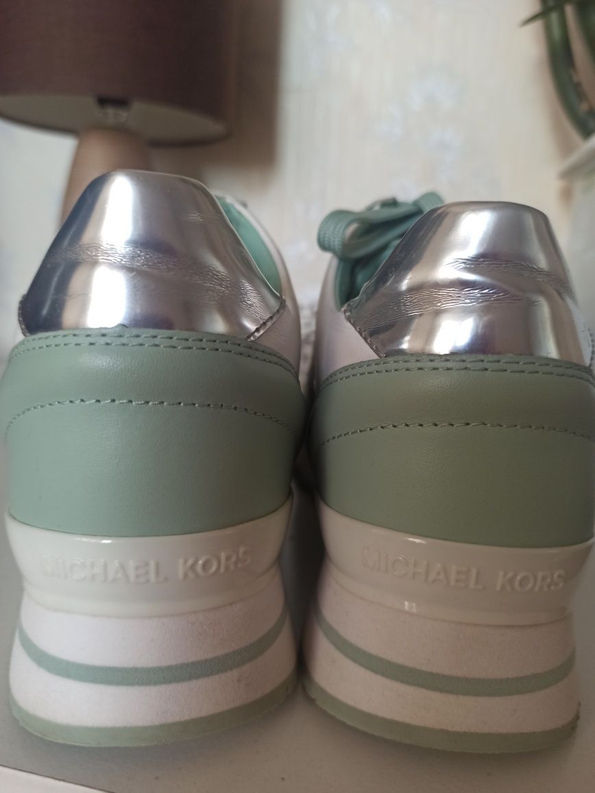 Брендовые женские кроссовки Machael Kors.