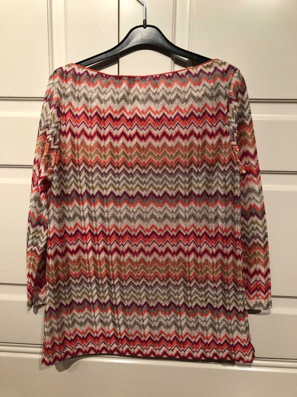 blusa estampada padrão tipo Missoni em tons de rosa, laranja