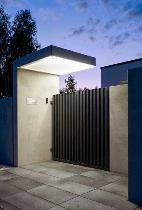 Ogrodzenie palisadowe, grzebieniowe, betonowe przęsła furtki multibox