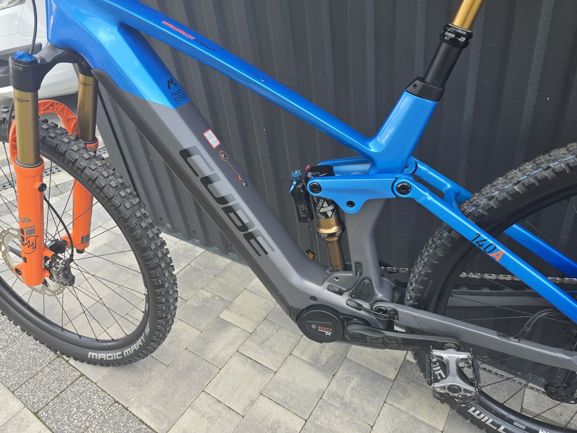 Cube stereo hybryd 140 HPC Actionteam