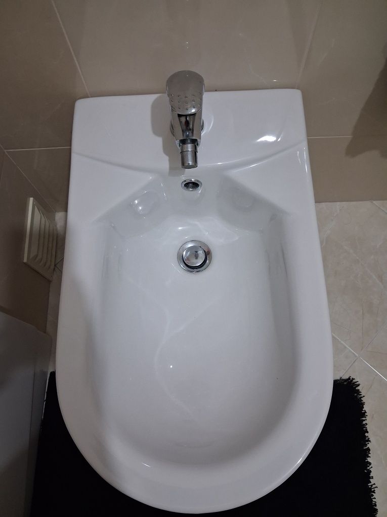 Bidé com torneira