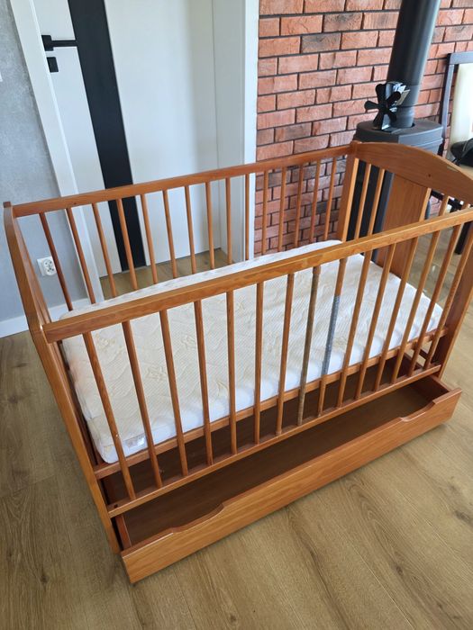 Łóżeczko z szufladą i materac lateksowy Hevea w pokrowcu medica