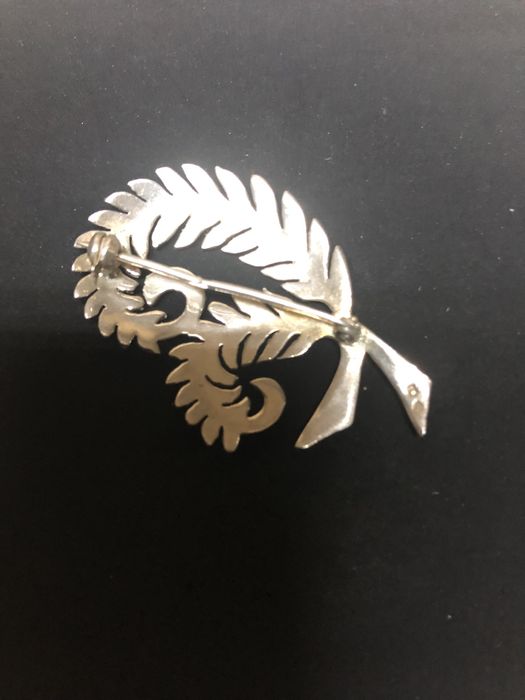 Alfinete em Prata e pedrinhas