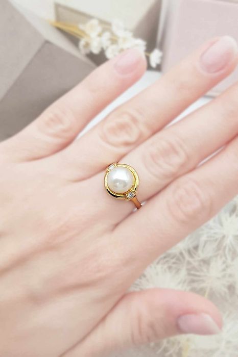 Złoty pierścionek z perłą ibrylancikami