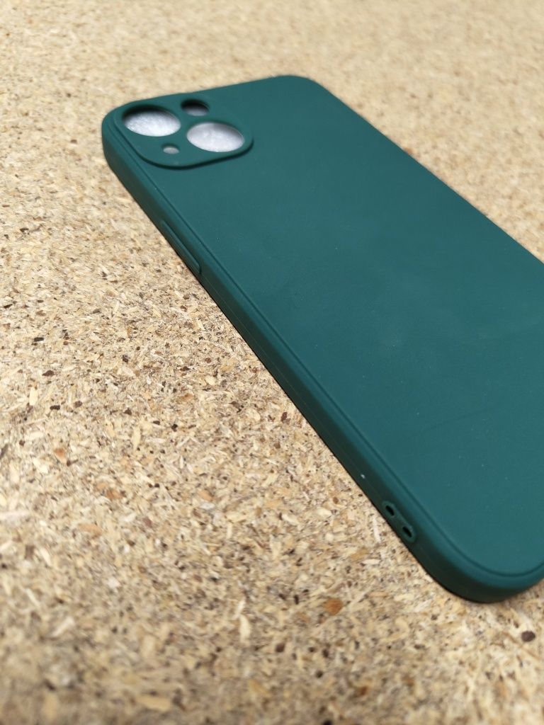 Capa verde de iPhone 13.