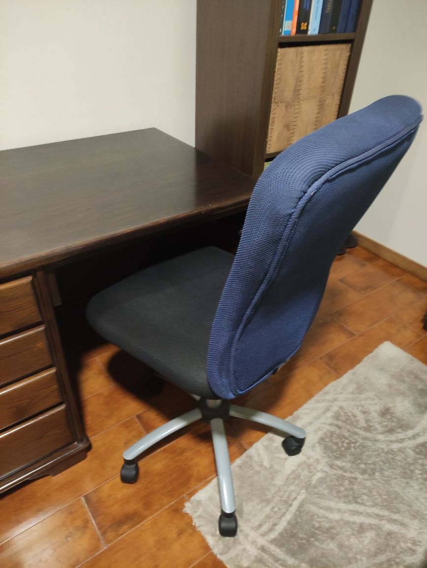 Secretaria com cadeira