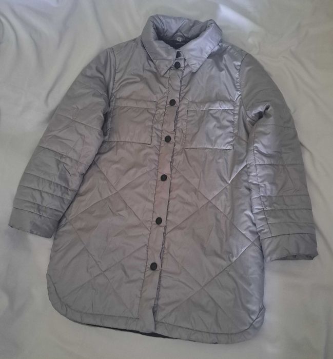 Pikowana, lekka kurtka–półpłaszcz w kolorze szaro-srebrnym