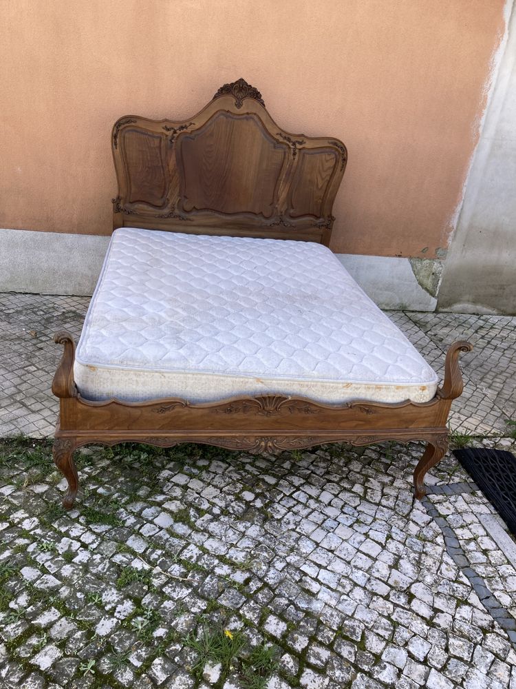 Cama de casal com colchão em bom estado