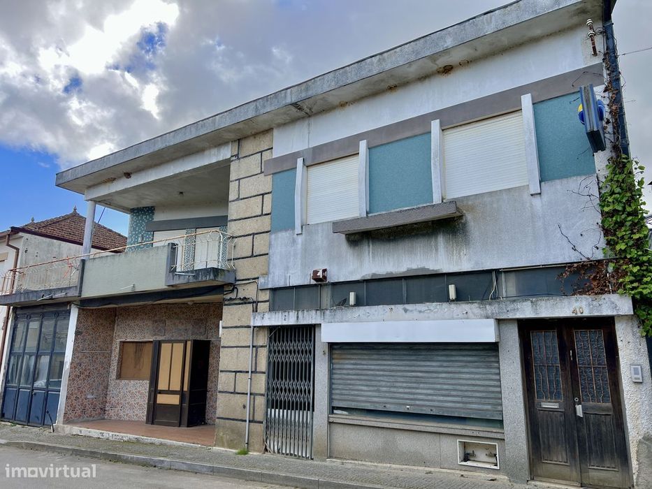 Moradia r/chão e 1º andar. Garagem Comércio e Armazém