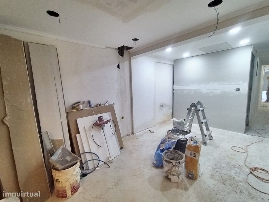 Espaço com afectação de serviços em Vale Milhaços transformado em T...