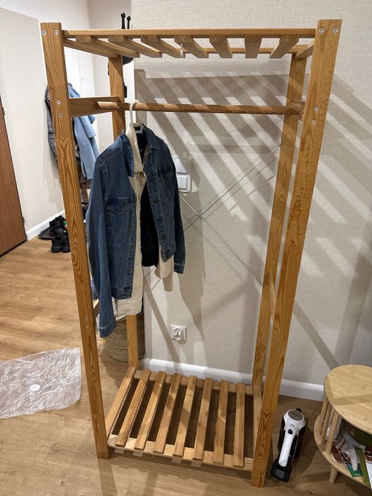 Drewniany stojak na ubrania/szafa