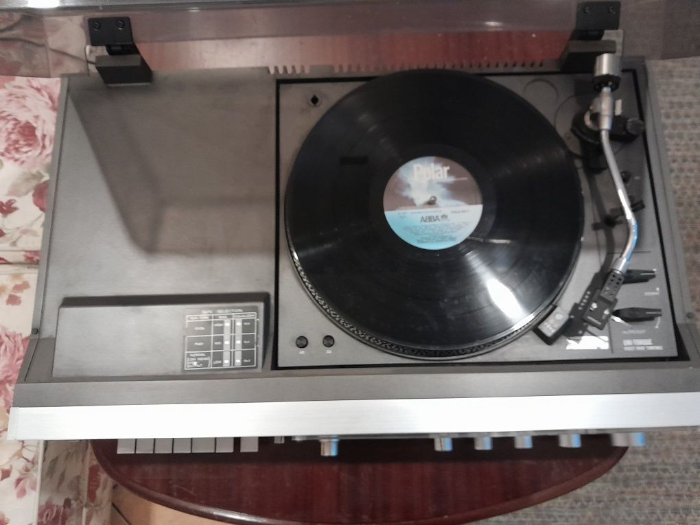Gramofon i .. Hitachi