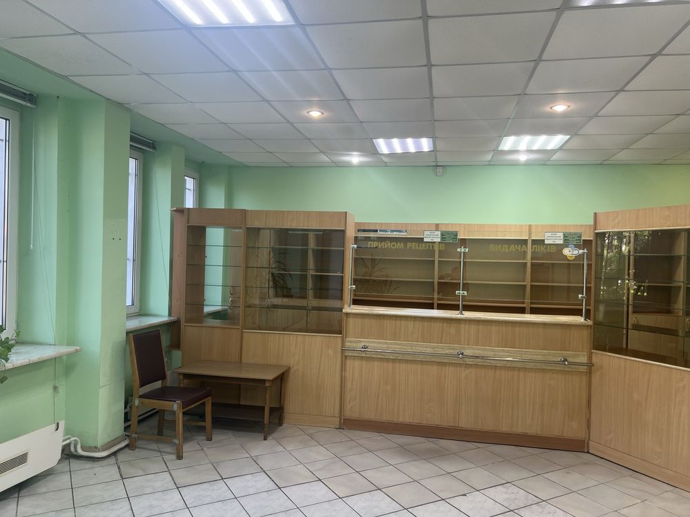 Меблі : стелажі, вітрини, шафи, торгівельна стійка.