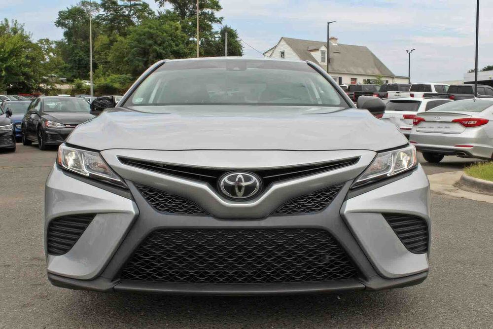 Toyota Camry SE      2020