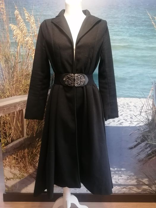 Piękny asymetryczny płaszcz