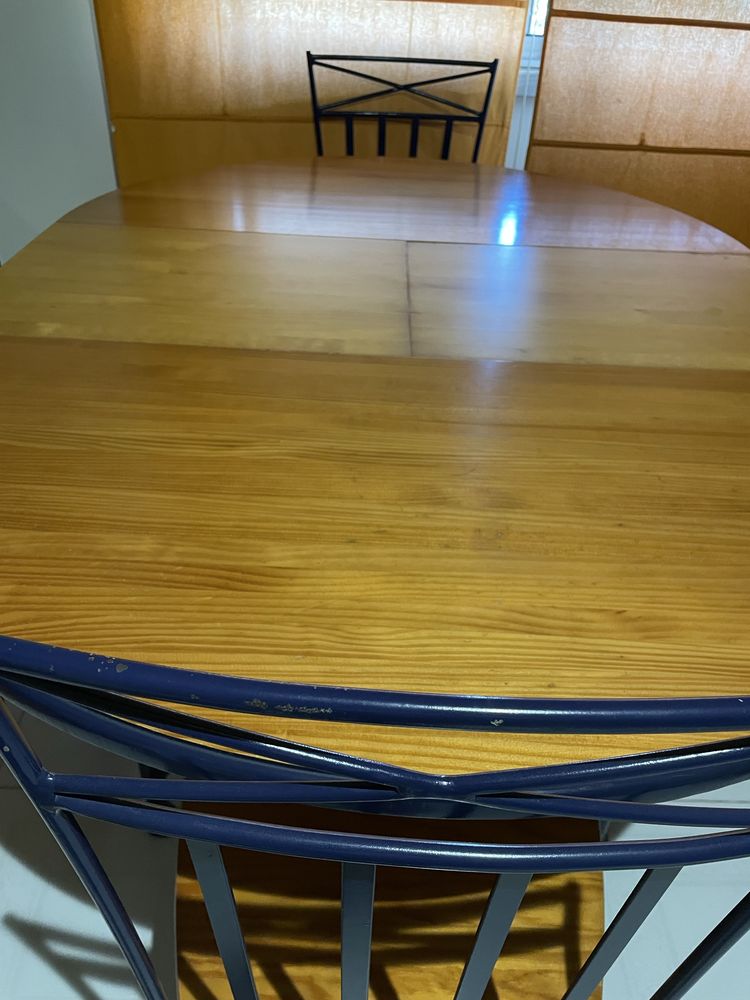 Mesa e cadeiras de madeira portuguesa