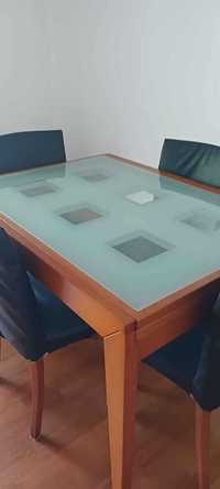 Mesa de cozinha com tampo de vidro e mesa de jantar com cadeiras