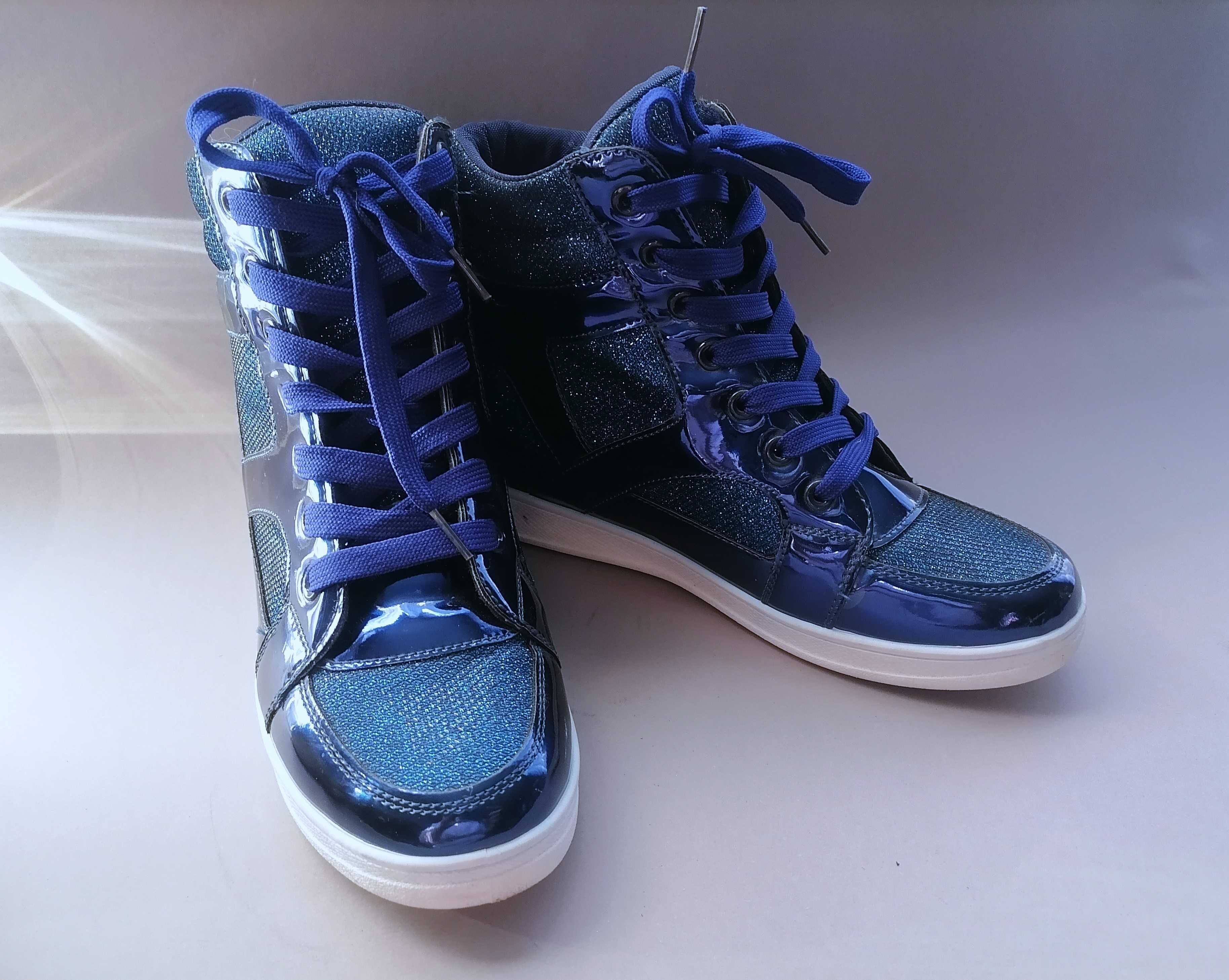 Niebieskie sneakersy w stylu glamour - rozm. 40