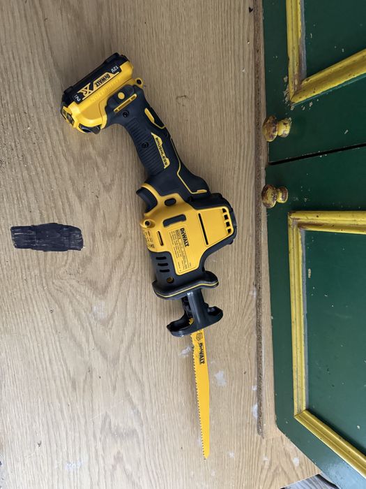 Piła szablasta Dewalt+alumulator